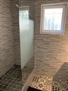 Rez de villa avec place de parking et vue mer.