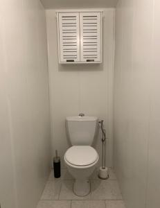 Rez de villa avec place de parking et vue mer.