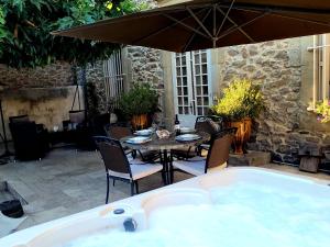 Villas Demeure vigneronne de charme Pays CATHARE Carcassonne Blomac Jacuzzi : photos des chambres