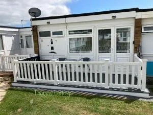 Cheerful 2 Bed Holiday Chalet with Gated Decking - Winterton-on-Sea