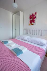 Apartments by the sea Maslinica, Solta - 776