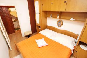 Apartments by the sea Pucisca, Brac - 770