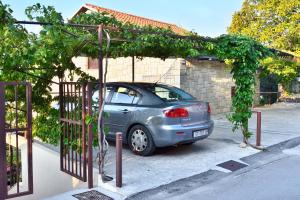 Apartments by the sea Pisak, Omis - 658