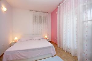 Two-Bedroom Apartment with Terrace and Sea View room in Apartments by the sea Puntinak Brac - 718