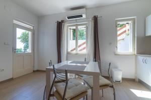 Apartments by the sea Puntinak, Brac - 718