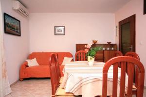 Apartments with a parking space Mirca, Brac - 728