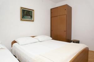 Apartments with a parking space Mirca, Brac - 730