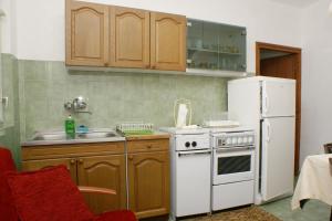 Apartments with a parking space Mirca, Brac - 730