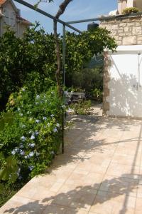 Apartments by the sea Milna, Brac - 735