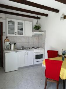 Apartments by the sea Milna, Brac - 735