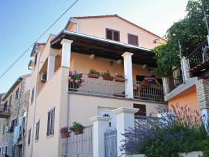 Apartments with a parking space Sutivan, Brac - 745