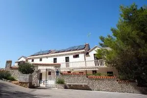 Apartments with a parking space Pucisca, Brac - 756 - Pražnice