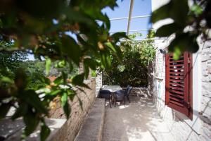 Apartments with a parking space Pucisca, Brac - 756