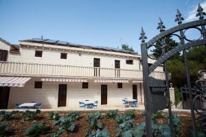 Apartments with a parking space Pucisca, Brac - 756