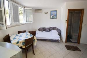 Apartments with a parking space Povlja, Brac - 759