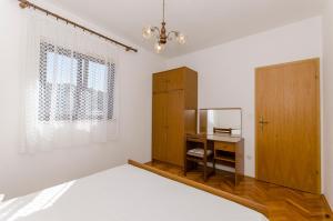 Apartments with parking space Postira, Brac - 765