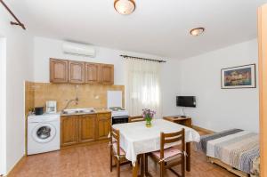 Apartments with parking space Postira, Brac - 765