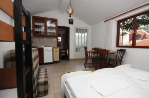 Apartments by the sea Stomorska, Solta - 784