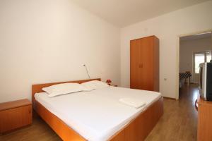 One-Bedroom Apartment room in Apartments and rooms by the sea Lucica Lastovo - 990