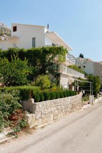 Apartments by the sea Pisak, Omis - 1010