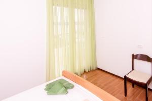 Apartments by the sea Pisak, Omis - 1010