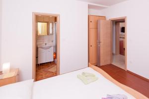 Apartments by the sea Pisak, Omis - 1010