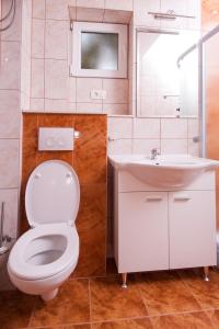 Apartments by the sea Pisak, Omis - 1010