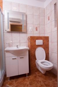 Apartments by the sea Pisak, Omis - 1010