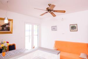 Apartments by the sea Pisak, Omis - 1010