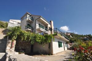 Apartments by the sea Zavode, Omis - 1022