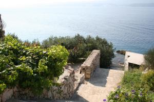 Apartments by the sea Zavode, Omis - 1022