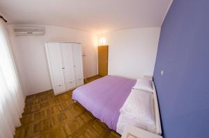 Seaside apartments with a swimming pool Puntinak, Brac - 769