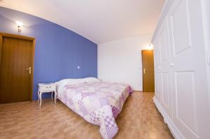 Seaside apartments with a swimming pool Puntinak, Brac - 769