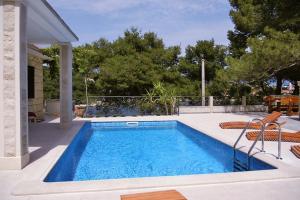 Seaside family friendly house with a swimming pool Puntinak, Brac - 767