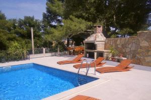 Seaside family friendly house with a swimming pool Puntinak, Brac - 767