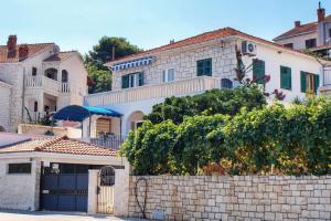 Apartments by the sea Postira, Brac - 706 