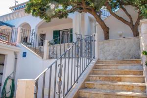 Apartments by the sea Postira, Brac - 706