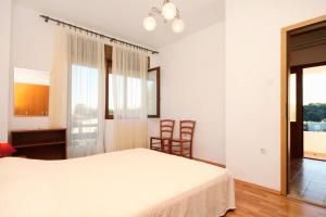 Apartments by the sea Ugljan - 830