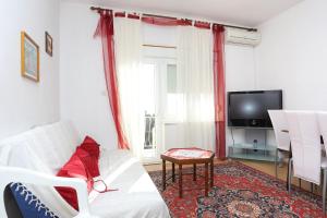Apartments with a parking space Marusici Omis 954