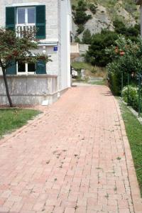 Apartments by the sea Duce, Omis - 943