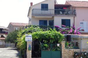 Apartments by the sea Zaboric, Sibenik - 958