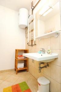 Apartments by the sea Stanici, Omis - 1031