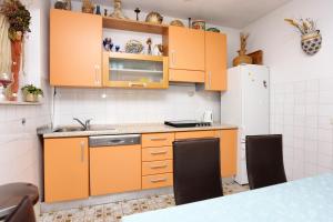 Apartments by the sea Stanici, Omis - 1031