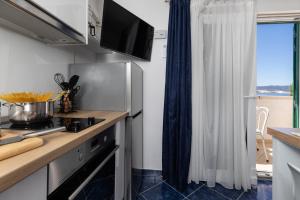 Apartments by the sea Medici, Omis - 1047