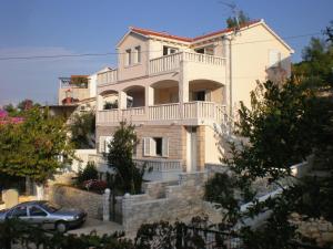 Apartments by the sea Postira, Brac - 705 