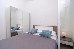 Apartments by the sea Pasman - 694