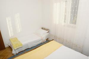 Apartments with a parking space Mirca, Brac - 730