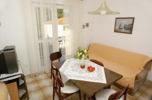 Apartments with a parking space Mirca, Brac - 730