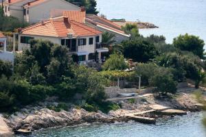 Apartments by the sea Maslinica, Solta - 775 