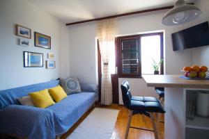 Apartments by the sea Maslinica, Solta - 776